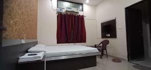 Tempat tidur dalam kamar di OYO Flagship Shri Anasuya Datt Lodge