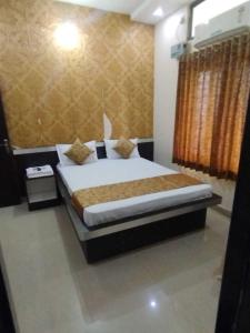 En eller flere senger på et rom på OYO Flagship Shri Anasuya Datt Lodge