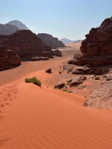 un desierto con arena roja y formaciones rocosas en Bedouin Holidays Camp and Jeep Tours, en Wadi Rum