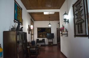 um corredor com uma sala de estar com televisão em Casa Campestre con piscina em Guadalajara de Buga