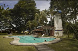 uma piscina com um farol num parque em Casa Campestre con piscina em Guadalajara de Buga