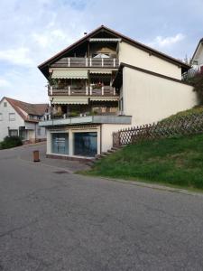 una casa con balcone sul lato di una strada di Ferienwohnung Martin und Tanja Klumpp a Baiersbronn