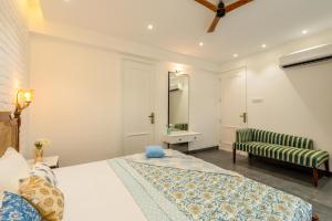 a bedroom with a bed and a couch at Apartment Santa Terra in Candolim