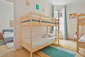 1 Schlafzimmer mit 2 Etagenbetten in einem Zimmer in der Unterkunft Nice T4 in the 16th - Paris - Welkeys in Paris