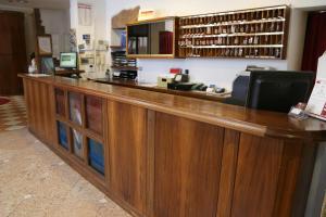 un grande bar in legno in un ristorante di Antico Residence a Mantova