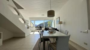 - une salle à manger avec une table et un canapé dans l'établissement Residenz La Gerbia, à Cannobio