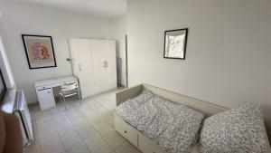 - une chambre avec un lit et une commode dans l'établissement Ferienanlage La Gerbia, à Cannobio