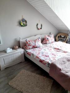 een slaapkamer met een bed met een dekbed en kussens bij Ferienwohnung Weingarten 