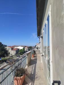 een balkon van een gebouw met uitzicht op de stad bij A casa di Umberto in Montesilvano