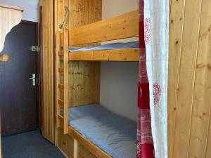 Palanda nebo palandy na pokoji v ubytování Dôme de Polset Appartements VTI