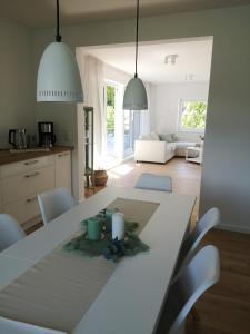 uma cozinha e sala de estar com mesa e cadeiras em Grüne Oase im Teutoburger Wald em Georgsmarienhütte
