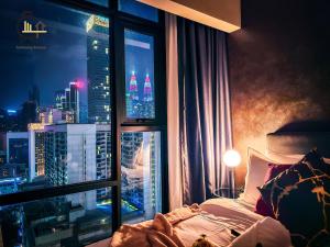 sypialnia z oknem z widokiem na miasto w obiekcie 1 min to Pavilion KL Heart of Bukit Bintang by GBS w Kuala Lumpur