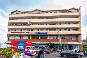 ナイロビにあるMang City Hotelの車が目の前に停まった大きな建物
