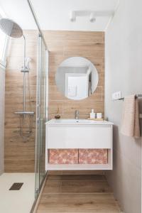 y baño con lavabo y espejo. en Home2Book Stylish Apartment Playa del Inglés, en Maspalomas