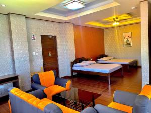 Pokój szpitalny z 2 łóżkami i kanapą w obiekcie MinshukuKCS Hotel and Restaurant w mieście Puerto Galera
