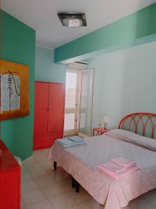 Postel nebo postele na pokoji v ubytování Mirone Apartment FRONTE MARE beachfront house