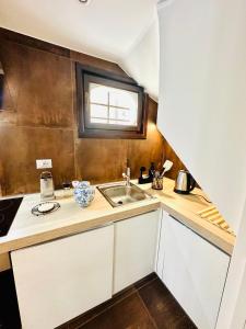 a small kitchen with a sink and a window at Ca' Degli Uberti Dimora Storica in Treviso +92 photos