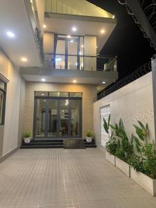 eine Lobby eines Gebäudes mit einer großen Glastür in der Unterkunft Villa 26-28 Châu Đốc in Chau Doc