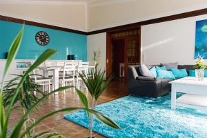 a living room with a couch and a table at StockerHenke in Soltau