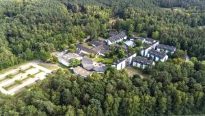 eine Luftansicht eines Hauses inmitten eines Waldes in der Unterkunft Hotel Park Soltau in Soltau