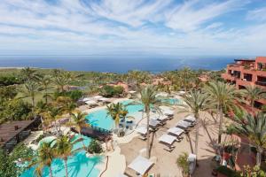 una vista aérea de un complejo con palmeras y piscina en The Ritz-Carlton Tenerife, Abama, en Guía de Isora