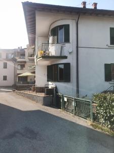 un edificio blanco con un balcón en el lateral. en Gli Aristogatti en Campo Tizzoro