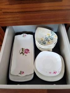 trzy talerze i miski siedzące w szufladzie w obiekcie Zibro w mieście Gunsan