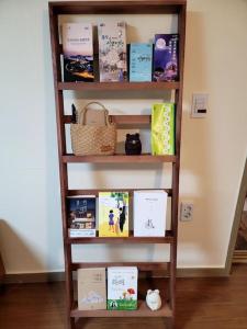 una estantería llena de libros en una habitación en Zibro en Gunsan