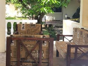 a pile of boxes sitting on a table and chairs at LeoMar 2 Diani Beach Ferienhaus mit grossen tropischen Garten und Pool in Ukunda