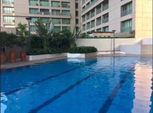una gran piscina azul frente a un edificio en BRAND NEW: Cozy Studio Unit in Shaw with a View, en Manila