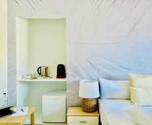 ein Schlafzimmer mit einem Bett und einem Tisch mit einer Lampe in der Unterkunft Canaryislandshost l Room in Playa Blanca