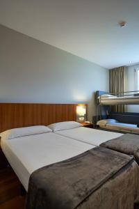 Postel nebo postele na pokoji v ubytování Hotel AG Express Elche