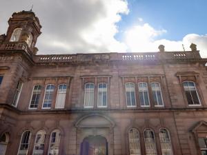 un vecchio edificio con una torre dell'orologio sopra di 18 The Old Corn Exchange a Berwick-Upon-Tweed