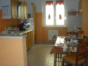 eine Küche mit einem Tisch und einem Esszimmer in der Unterkunft Sempione 72 in Pogliano Milanese
