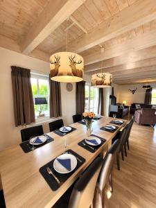 een eetkamer met een grote houten tafel en stoelen bij Winterberg Chalet 21096 in Winterberg