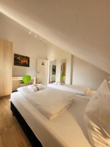 2 camas en una habitación con paredes blancas en Winterberg Chalet 21096 en Winterberg