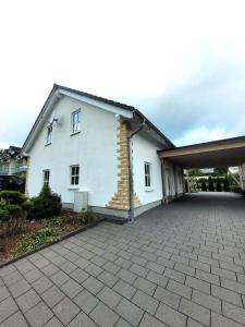 una gran casa blanca con garaje en Winterberg Chalet 21096 en Winterberg