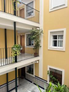 un edificio con balcones y macetas en Apartamento Plata Real, en Sanlúcar de Barrameda