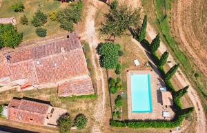 una vista aérea de un patio con piscina en Agriturismo Galgani - Historical Medieval House with Exclusive Pool and Park, en Chiusdino