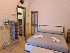 um quarto com uma cama com duas toalhas em Vanilla Home Ostuni em Ostuni