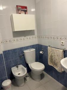 un baño con inodoro y lavabo en Apartamento Plata Real, en Sanlúcar de Barrameda 15 fotos más