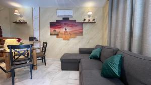 salon z kanapą i krzyżem na ścianie w obiekcie Apartamento Golf Beach w mieście Benalmádena