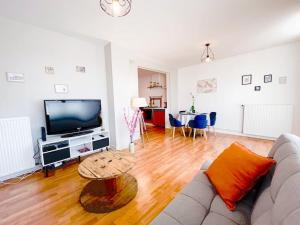 TV a/nebo společenská místnost v ubytování Apt T3 lumineux & Confort *Proche Centre-ville*