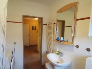 bagno con lavandino e specchio di Ostsee-Residenz, Whg 21 a Zingst