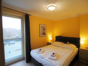 una camera da letto con un letto e due asciugamani di Ostsee-Residenz, Whg 21 a Zingst