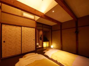 堺市にあるsakainoma hotel 熊のベッド2台が備わる部屋