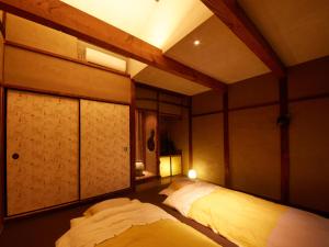 Postel nebo postele na pokoji v ubytování sakainoma hotel 熊 + 37 fotografií