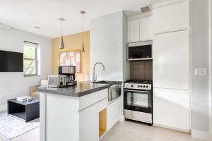 Kuchyň nebo kuchyňský kout v ubytování LES 1BR w Elevator WD Roof nr parks NYC-789