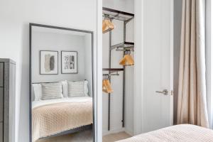 Postel nebo postele na pokoji v ubytování LES 1BR w Elevator WD Roof nr parks NYC-789