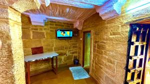 TV a/nebo společenská místnost v ubytování Hotel Lotus Haveli